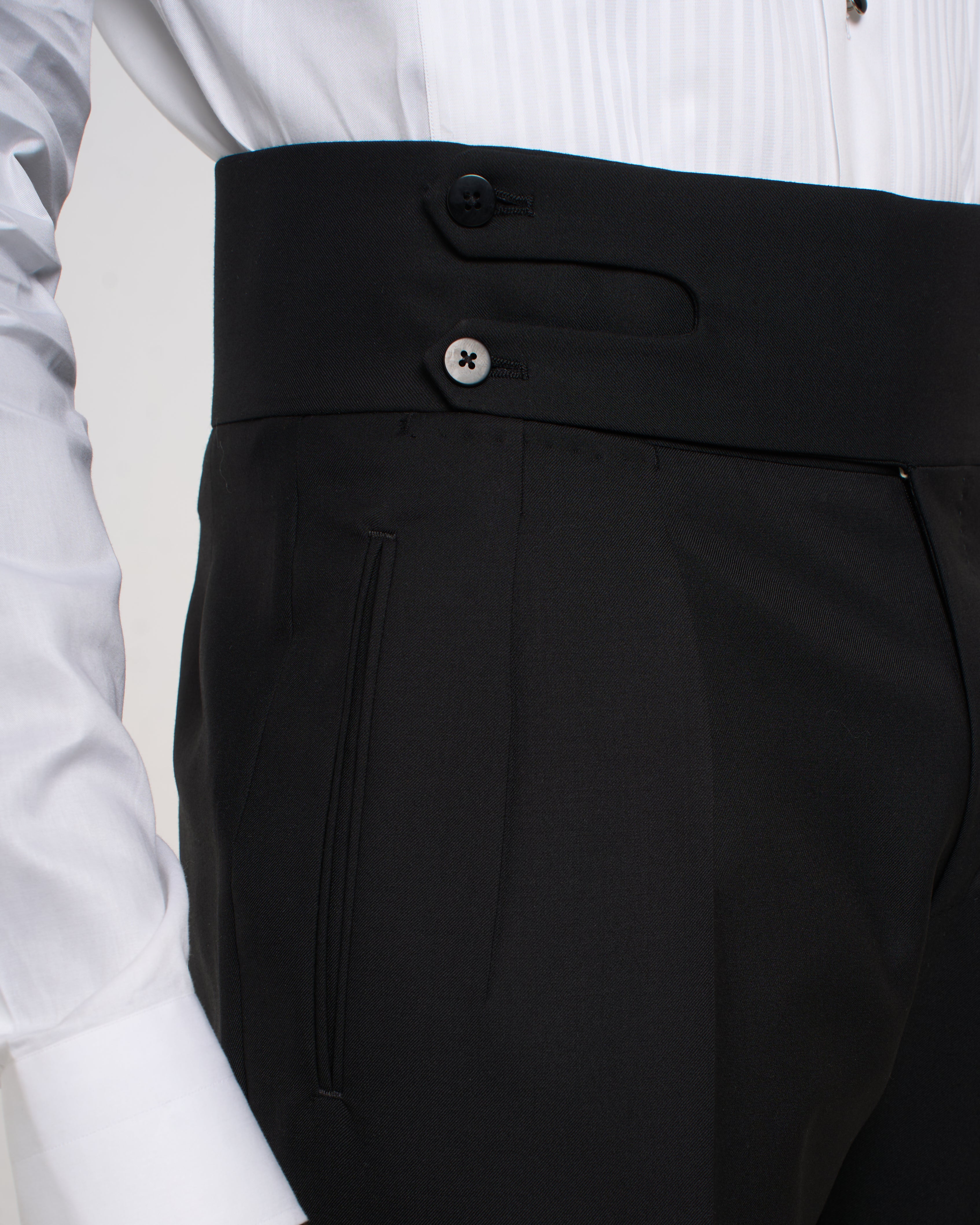 Pantalone Cintura Alta da 8 cm, Prolunga Biforcuta, con Doppia Pinces Inversa, Tasca a Filetto e Gallone Laterale in raso.