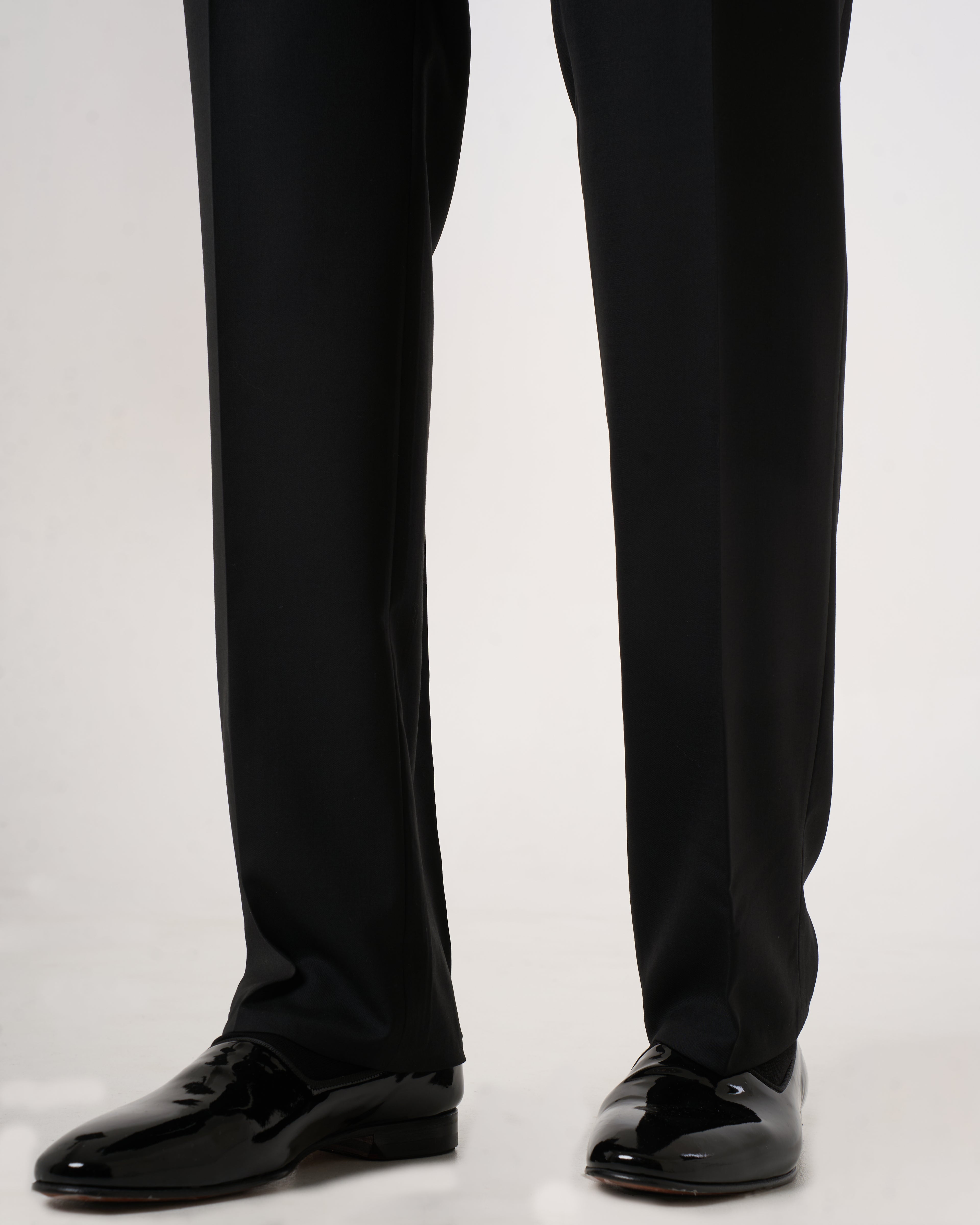 Pantalone Cintura Alta da 8 cm, Prolunga Biforcuta, con Doppia Pinces Inversa, Tasca a Filetto e Gallone Laterale in raso.