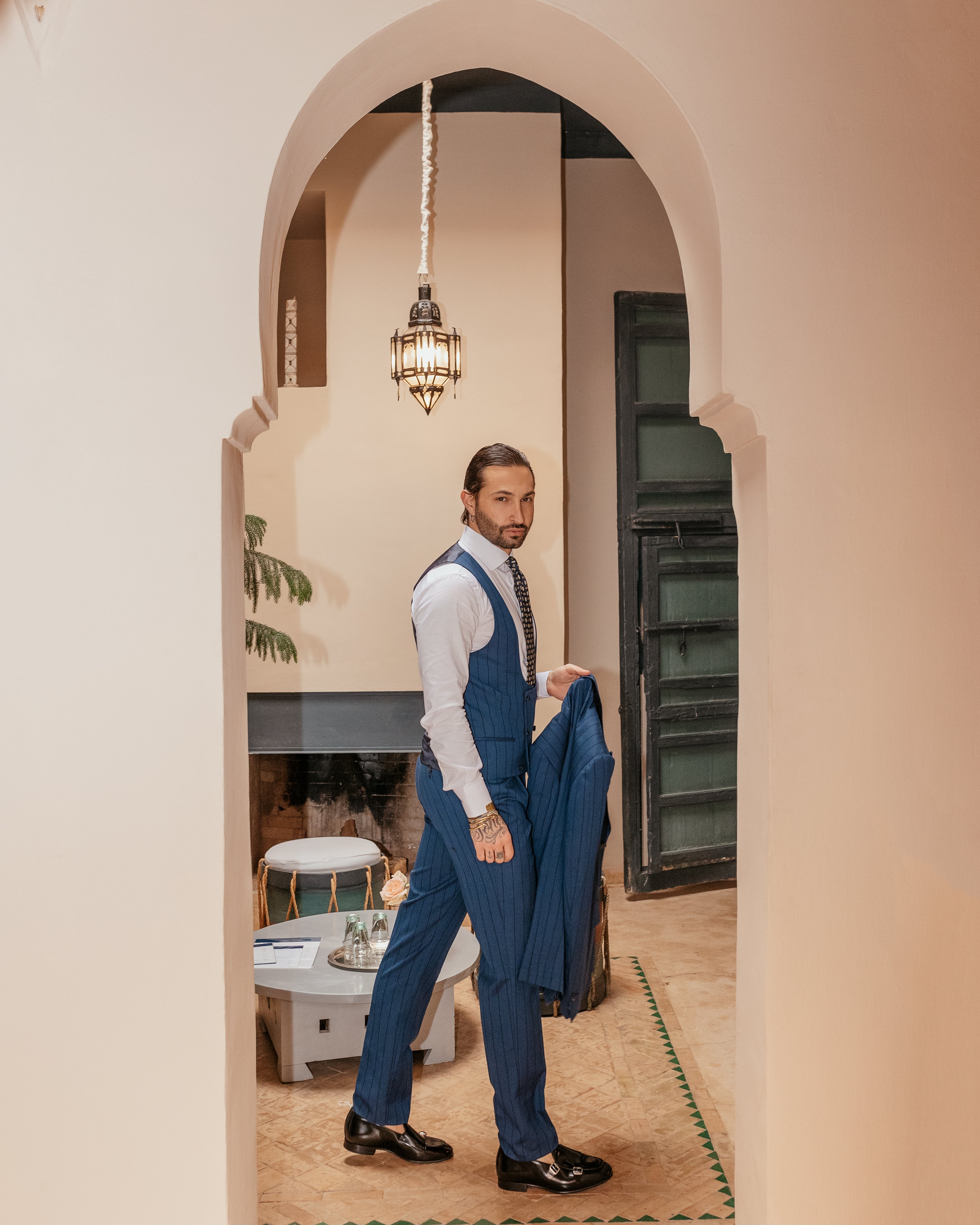 Abito blu gessato nero